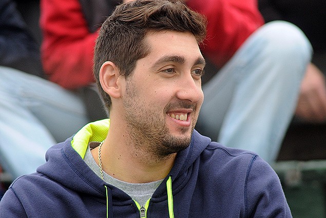 El basquetbolista Mathías Calfani de la selección uruguaya y vigente campeón de la Liga Uruguaya con Malvín, se hizo presente en el Roberto en la tribuna locataria. 