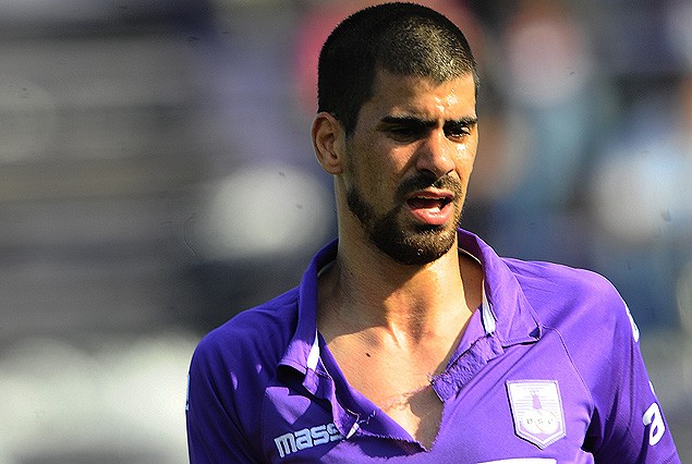 Santiago Barboza con su camiseta rota en el cuello. Gajes del oficio de delantero.