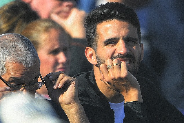 Mathías Cardacio en la tribuna, apoyando a sus compañeros.