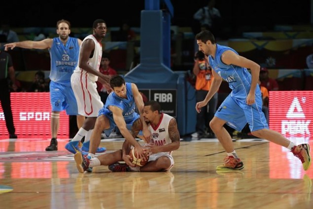 El jugador Bruno Fitipaldo de Uruguay disputa el balón ante Trevor Gaskins de Panamá hoy, martes 1 de septiembre 2015, durante un juego del Torneo FIBA Américas, clasificatorio para los Juegos Olímpicos de Río de Janeiro 2016 en el Palacio de los Deportes en Ciudad de México. EFE