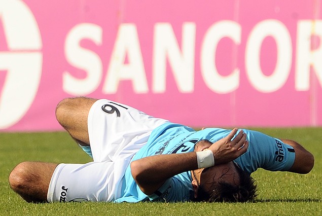 Gastón Puerari en el momento que lesionado debe abandonar el terreno frente a Wanderers.