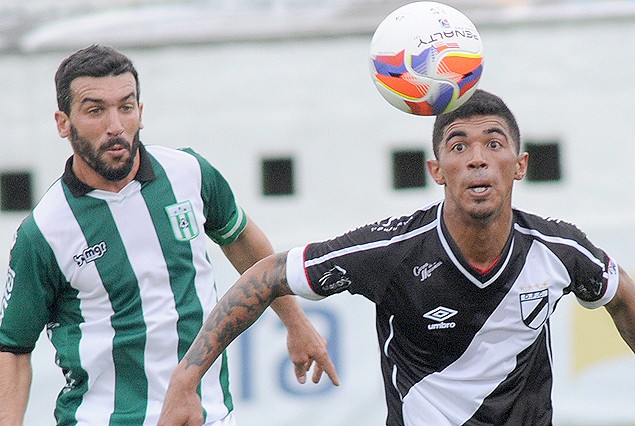 Juan Pablo Ropdríguez y Jorge Gravi se disputan el balón en el Roberto. 