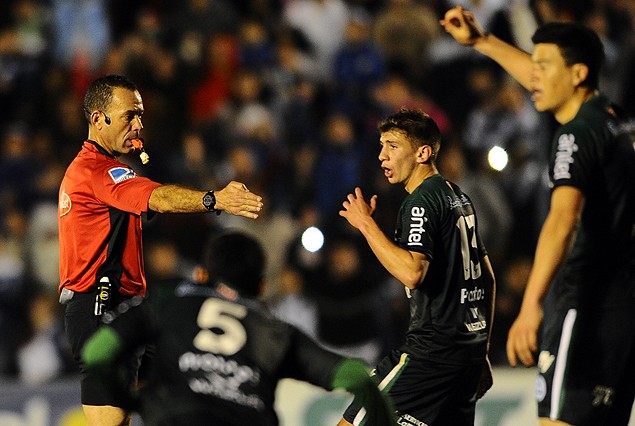 El momento justo en que Bentancour cobra penal. Los jugadores de Plaza no lo pueden creer. 