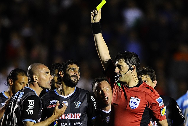 Ubriaco le saca amarilla a Correa en la jugada de la polémica. 