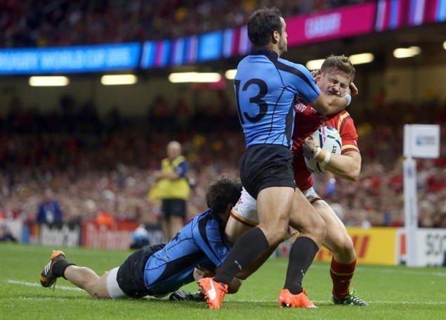 Cardiff (United Kingdom), Hallam Amos de Gales tackled con Andrés Vilaseca y Joaquin Prada de Uruguay durante la Rugby World Cup 2015 en el Millennium Stadium de Cardiff, Wales, Gran Bretaña, EFE