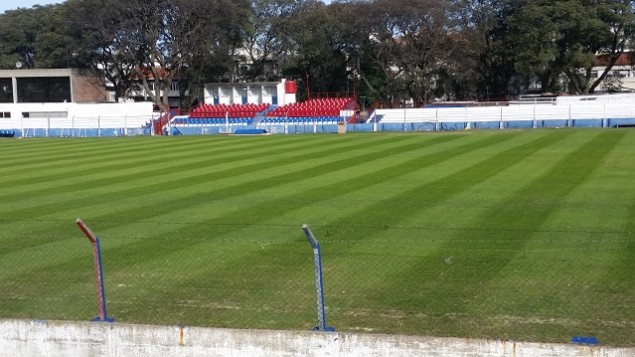 El nuevo piso del Parque Palermo será atracción en el campeonato del ascenso. 