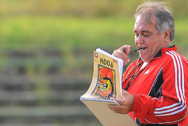 Julio César Antúnez, DT de El Tanque Sisley, estudia las variantes a realizar.