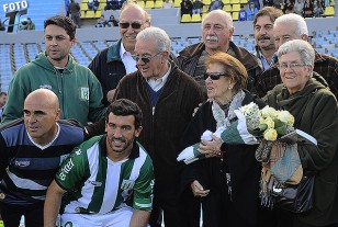 La Sra. María Elena de Bergara fue distinguida por Racing.