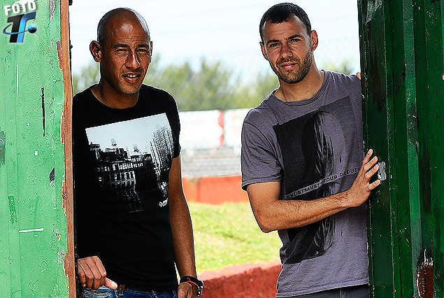 Juan Manuel Ortiz le abre la puerta de su casa, el Parque Méndez Piana al visitante Christian Vaquero.