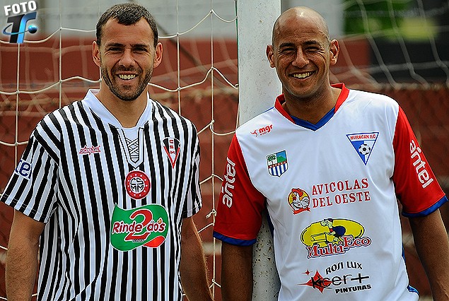 Juan Manuel Ortiz, con la camiseta de Miramar Misiones y Christian Vaquero con la casaquilla de Huracán FC.