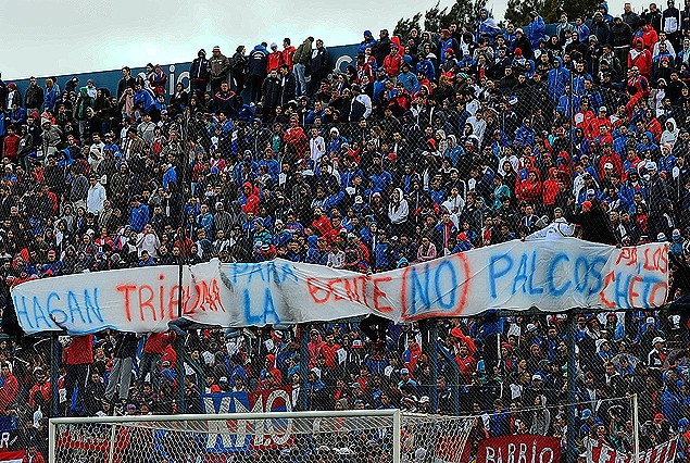 “Hagan tribuna para la gente y (NO) palcos pa' los chetos”, la leyanda de la pancarta que exhibió la barra tricolor.