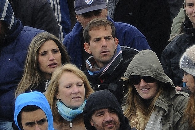 Diego Riolfo, que evoluciona muy bien de su lesión, siguió el juego desde la tribuna. 