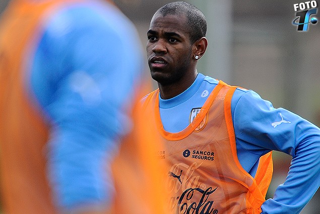 Diego Rolan, con chaleco naranja, en el equipo titular.