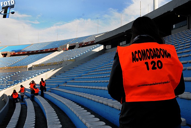 La señora acomodadoras en la tribuna América.