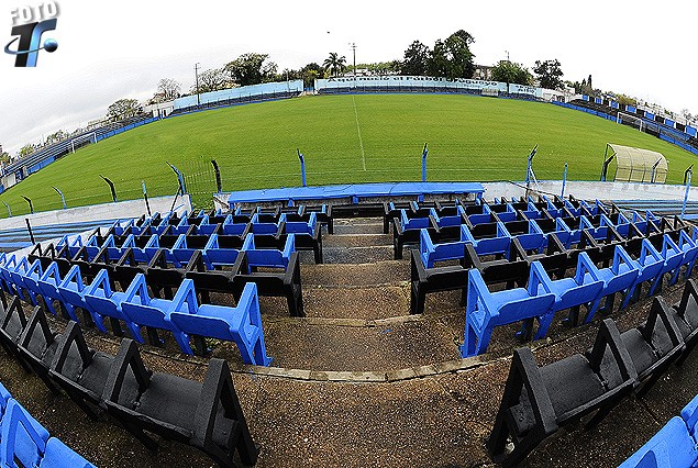 Belvedere luce impecable de la cancha a las tribunas con las butacas pintadas para el gran domingo de Liverpool y Peñarol. 