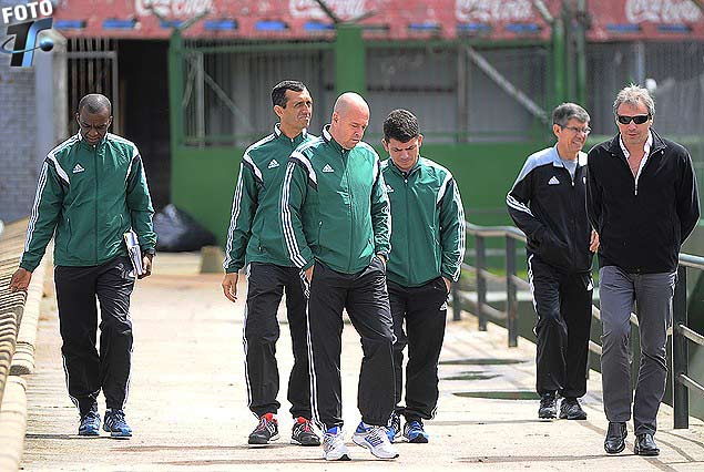 El brasileño Heber López, árbitro del partido junto a sus asistentes Kleber Gil, Bruno Boschilia, el cuarto árbitro Luis De Oliveira