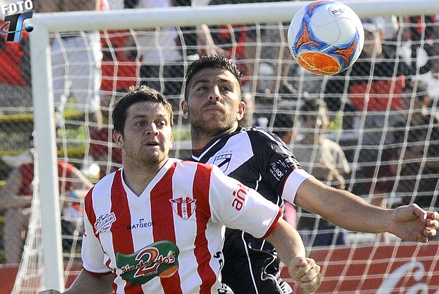 Cristian Gutiérrez (Villa Teresa) y Giovanni Zarfino (Danubio) disputan la pelota. 