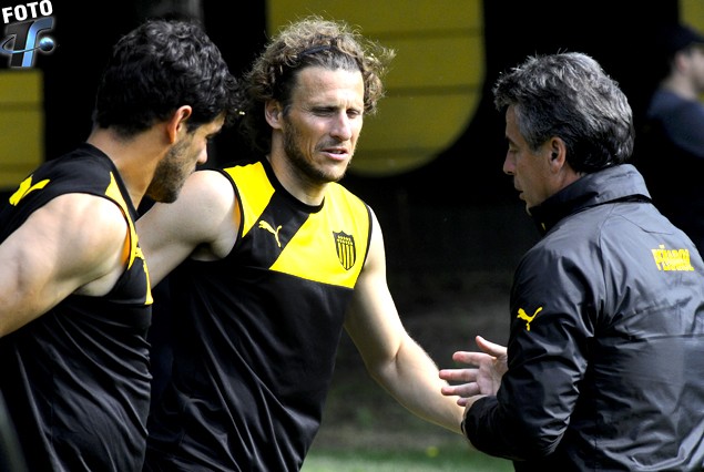 Luis Aguira, Diego Forlán y Pablo Bengoechea, este martes en Los Aromos..