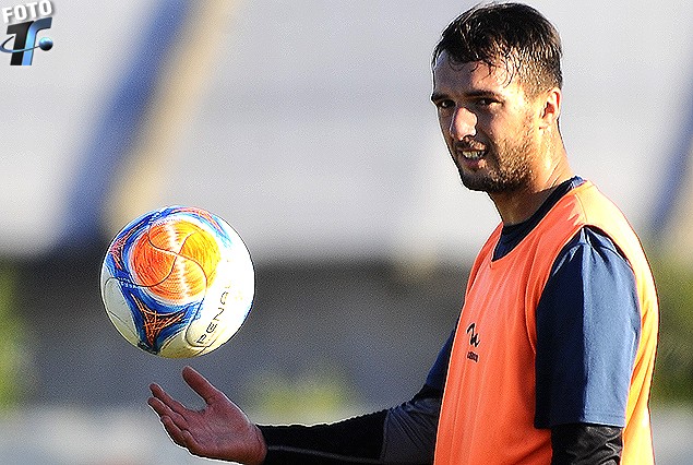 Roberto Hernández se perfila para jugar en la zaga. 